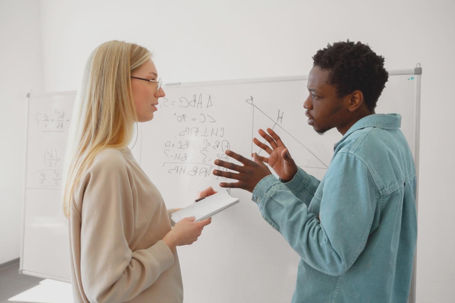Participant utilisant un tableur pour la gestion financière